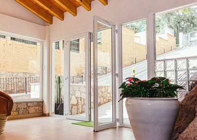 Aislamiento acústico y eficiencia energética con ventanas Rehau EN -  Closures, Doors and Windows